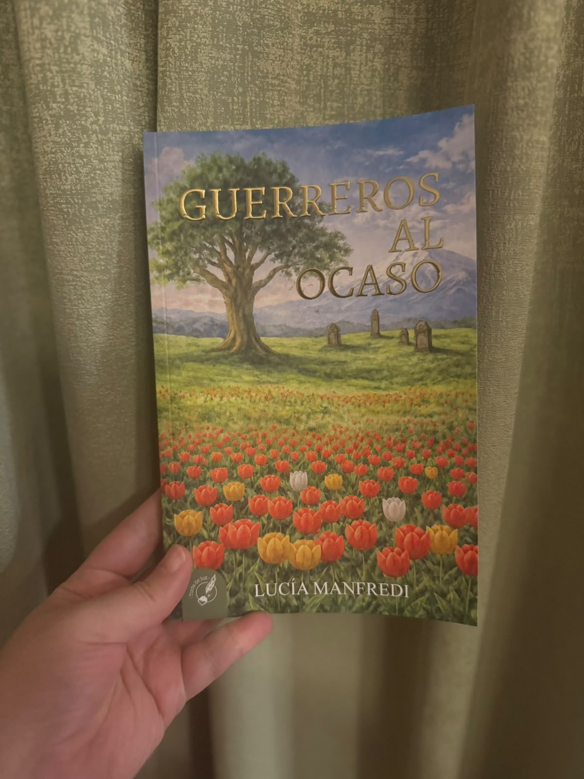 Guerreros al Ocaso en papel, sostenido en la mano